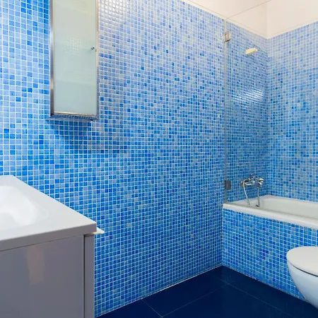 2 Bedroom With Garage 2 Minutes From The *